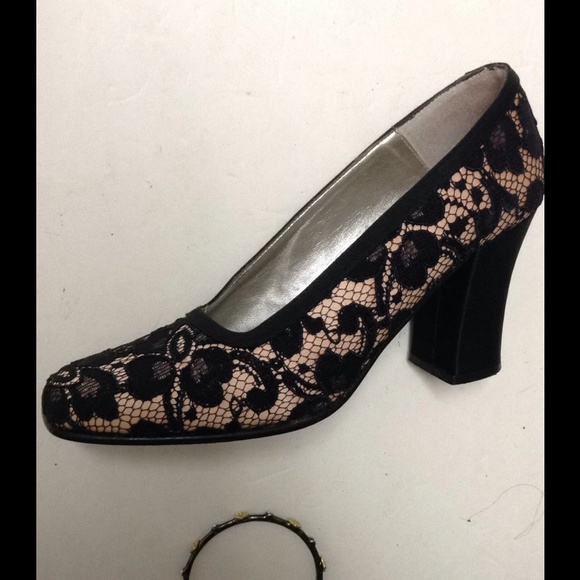 KENNETH COLE Vintage Lace Square Toe Chunky Pumps EUC - Picture 2 of 4